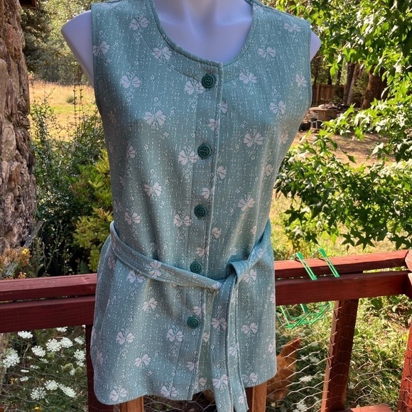 Tops - Vintage 1970’s polyester vest top with belt size M/L